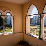...stesso stile che ritroviamo in uno dei due piccoli torrini che completano la terrazza. Il primo � un piccolo vano aperto sui lati da finestre ad arco che affacciano sul vasto campo sottostante